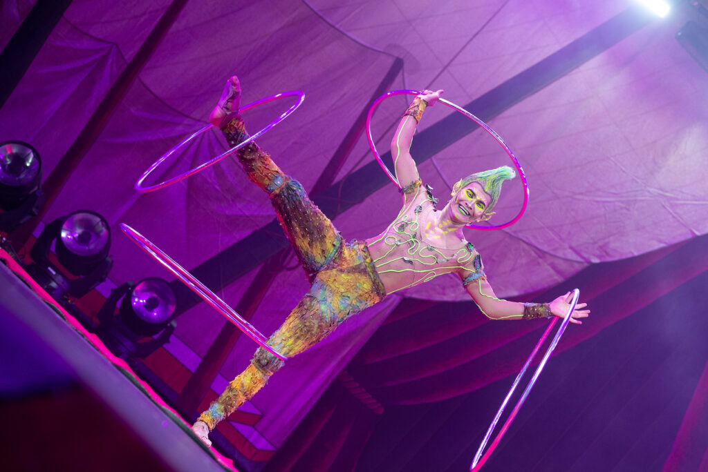 Malabarista con hulas durante espectáculo del Circo Atayde.