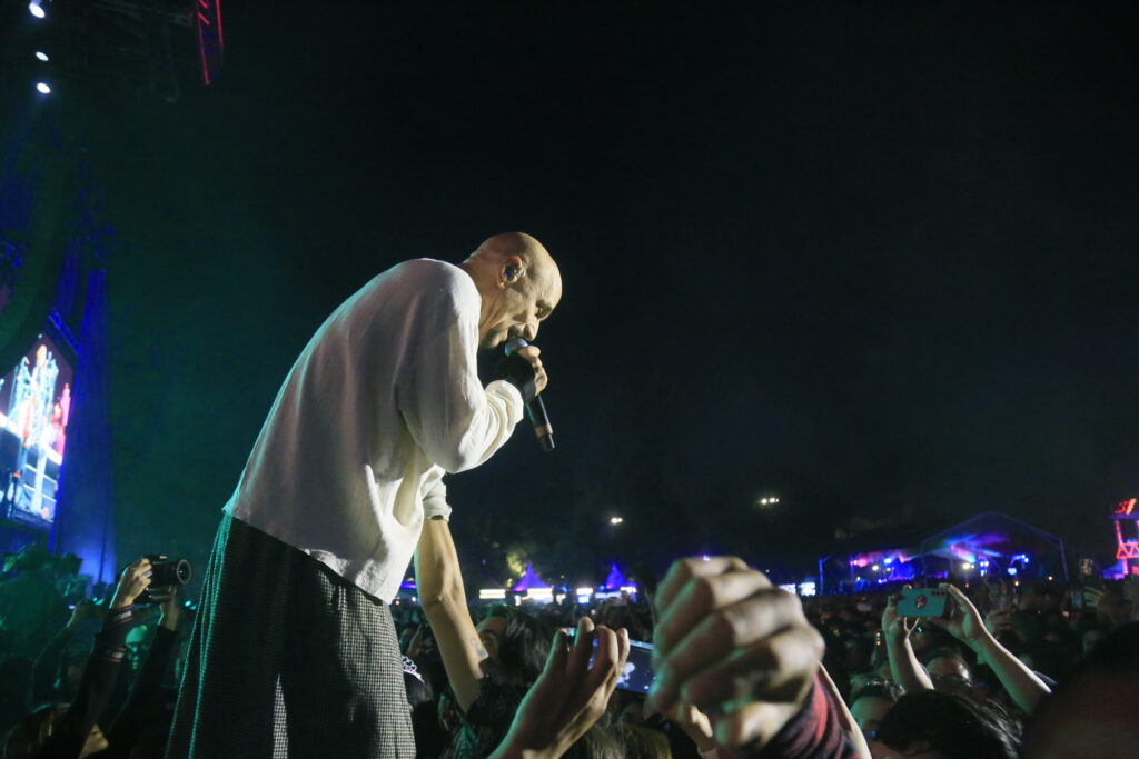 Tim Booth tocando las manos de sus fans en el Corona Capital 2025.