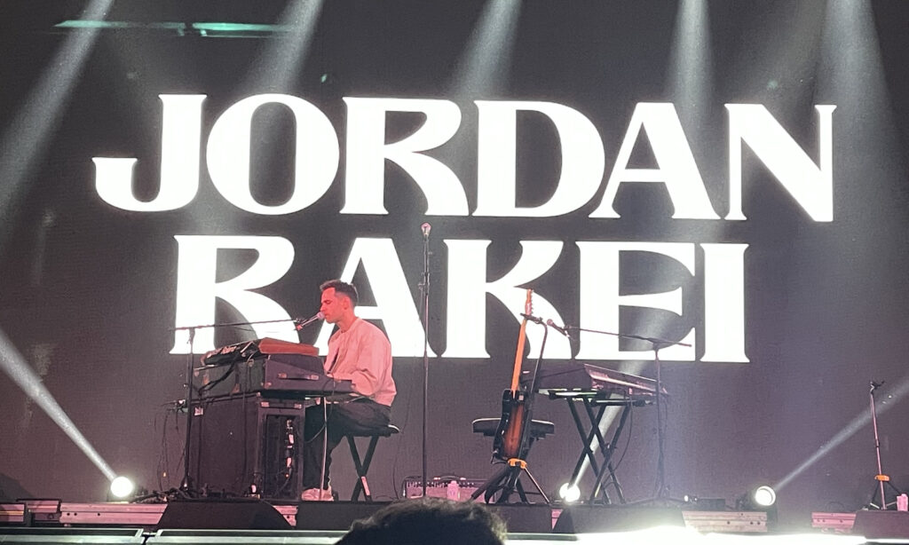 Jordan Rakei tocando el sintetizador en el Corona Capital 2025.