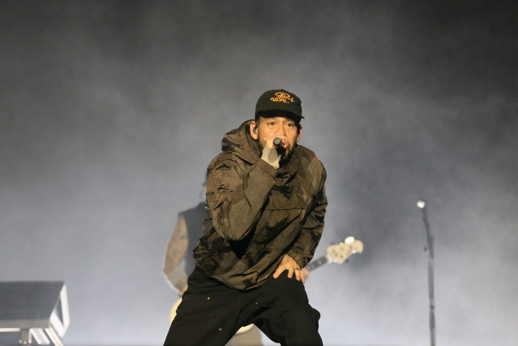 Mike Shinoda de Linkin Park cantando.