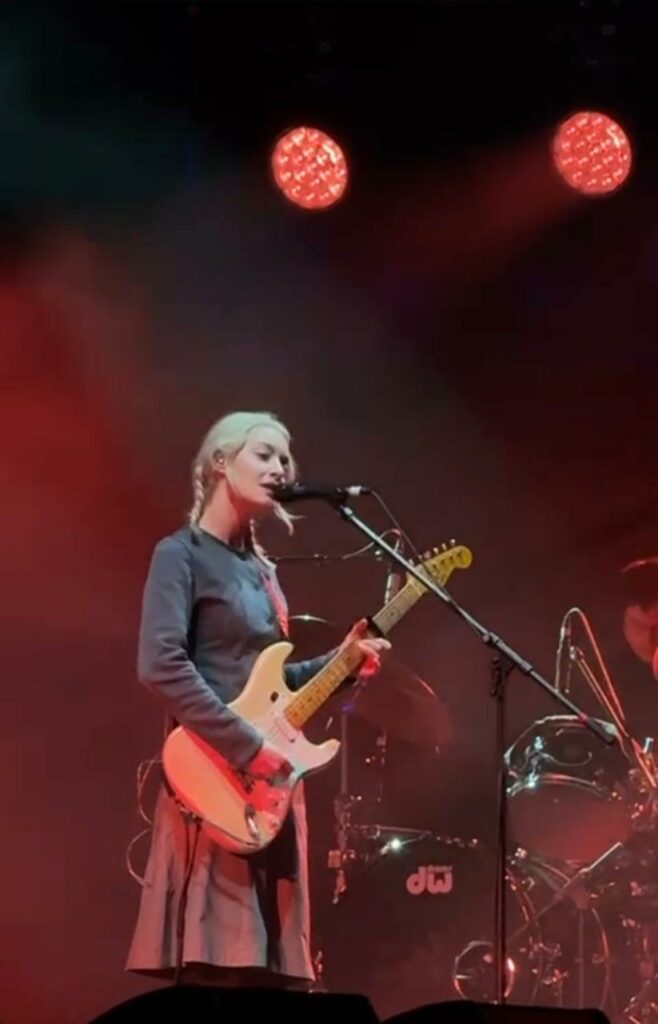 Emmanuelle Proulx de Men I Trust tocando la guitarra en el escenario del CC25.