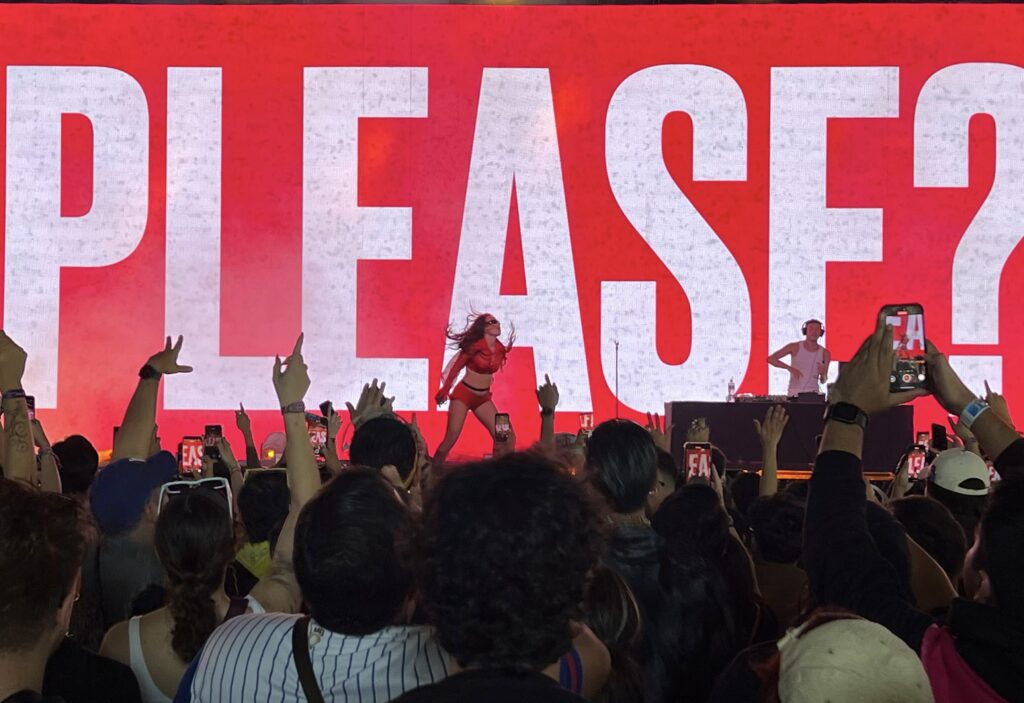 Rose Gray en su presentación en el festival CC25 en México.