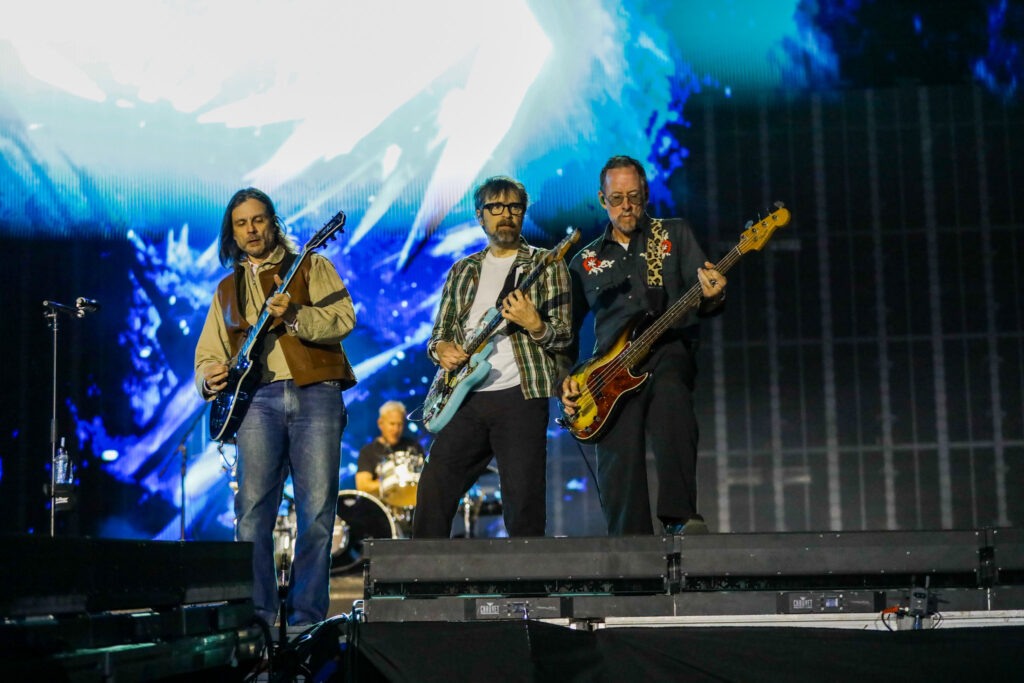 Weezer tocando en el Corona Capital 2025.