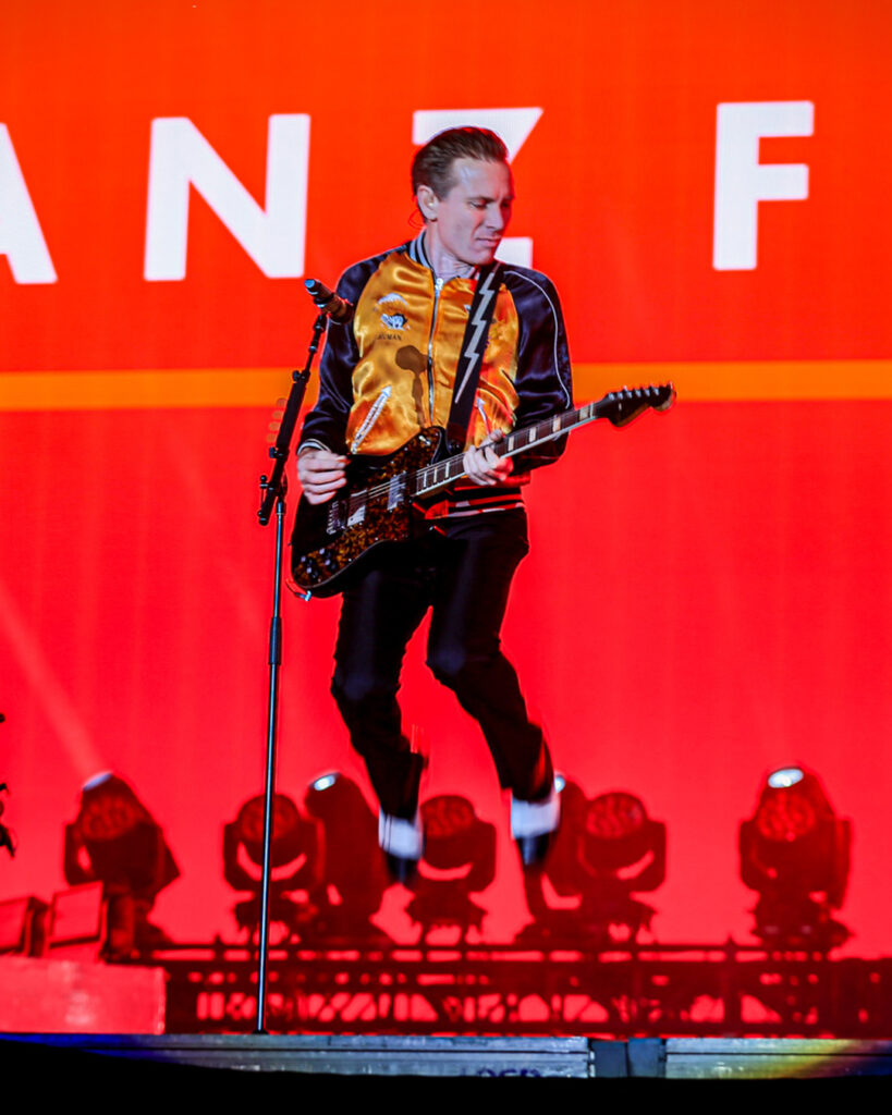 Alex Kapranos saltando con su guitarra durante su show en el Corona Capital 2025.