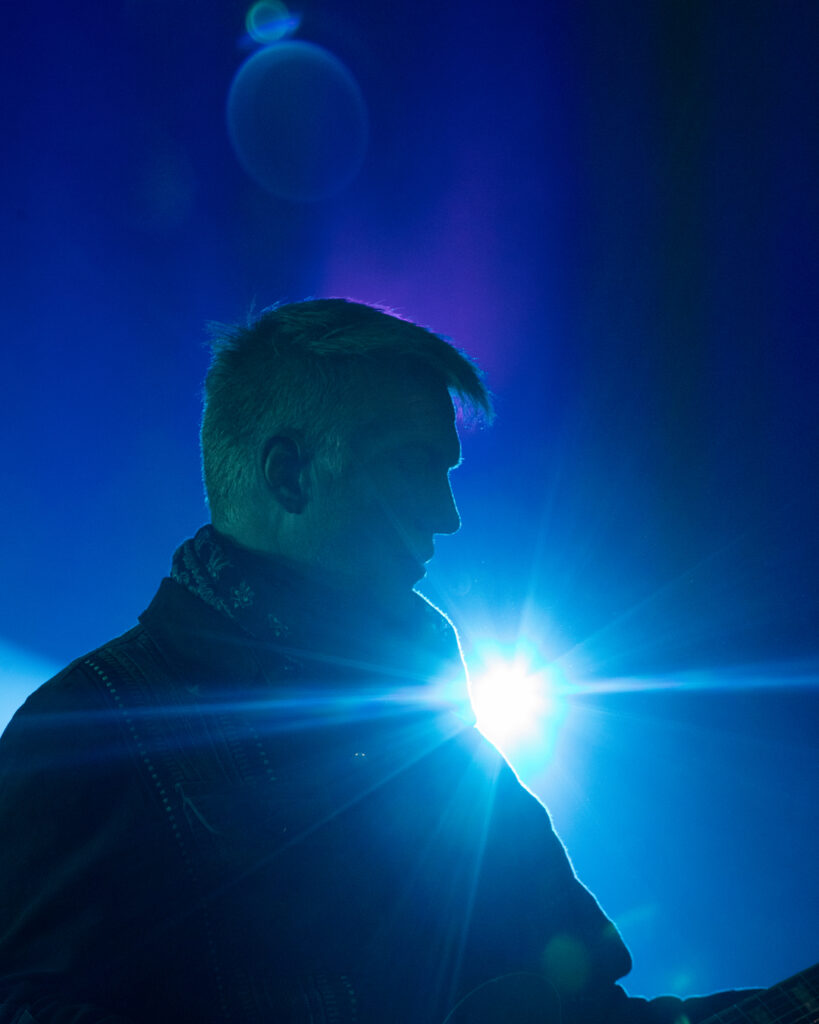 Josh Home de Queens of Th Stone Age durante su concierto en el Corona Capital 2025.