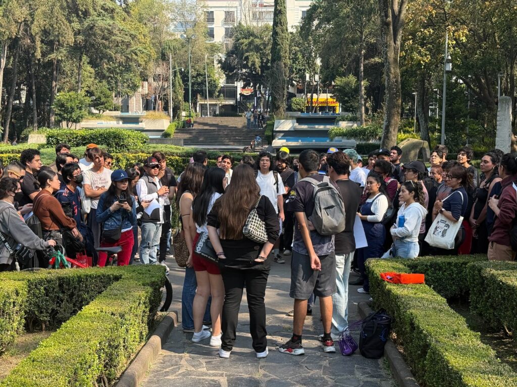 Personas reunidas en Parque Hundido para ganar boletos del Corona Capital.