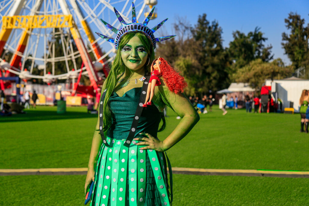 Asistente al Corona Capital maquillada y vestida como Chappell Roan.