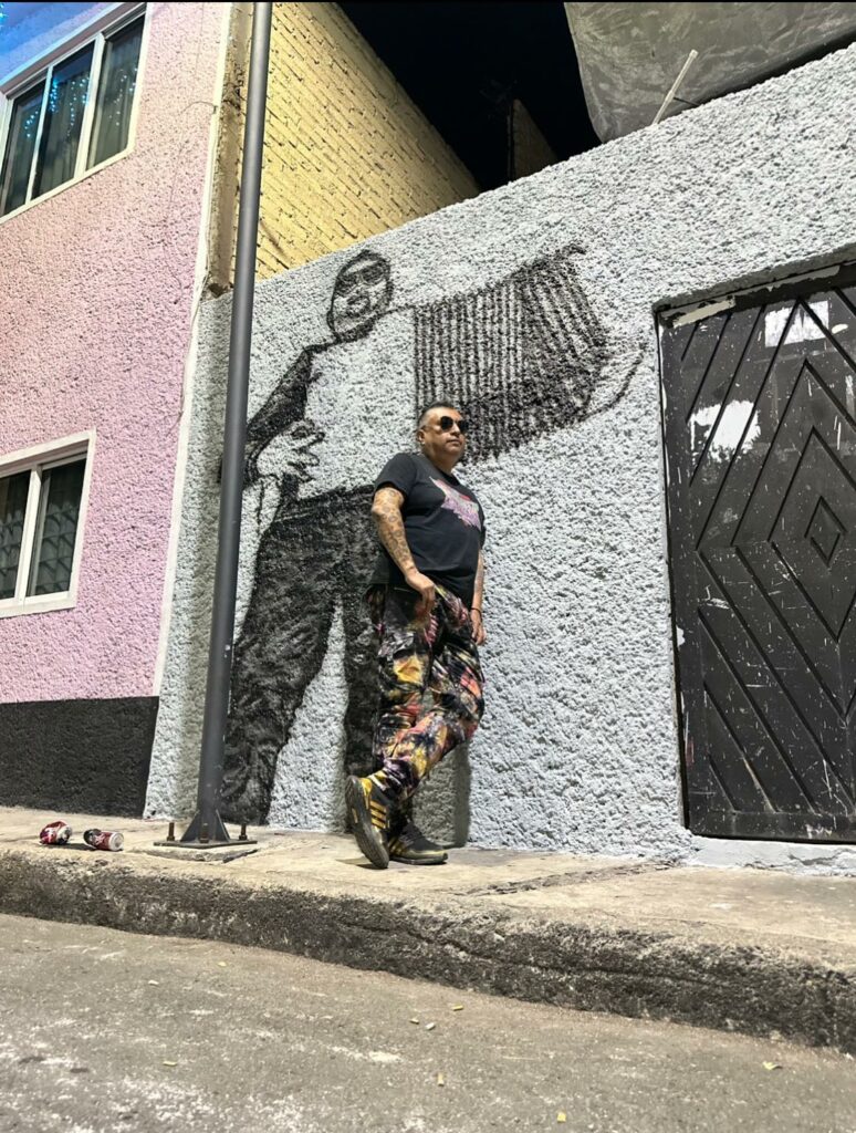 Retrato de Ángel Pedraza de la Dinastía Pedraza junto a un mural suyo.