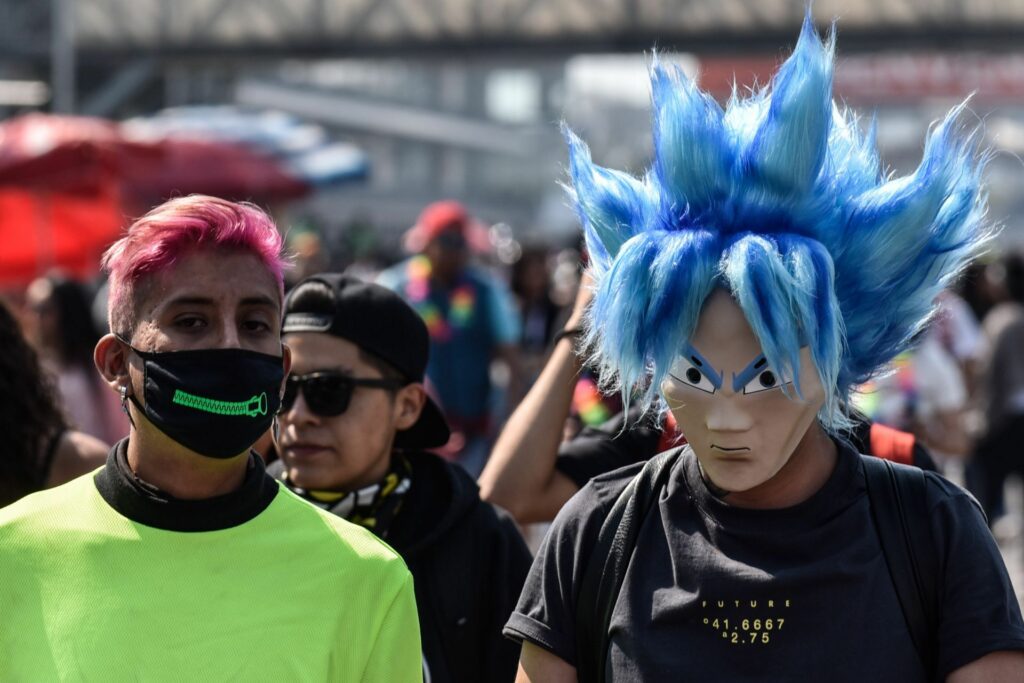 Asistentes al electric daisy carnival méxico usando cubrebocas y máscara de gokú.