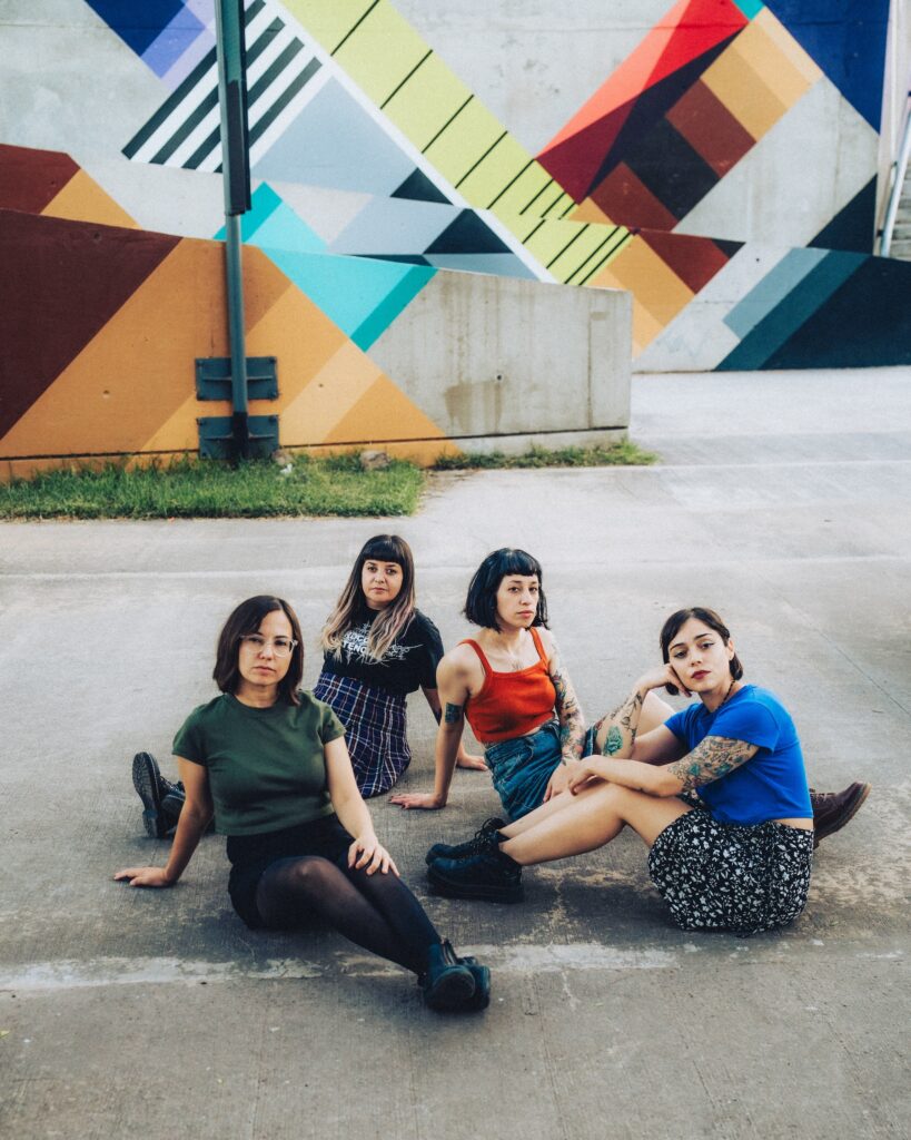 Retrato de ls integrantes de Fin del mundo sentadas en el piso.