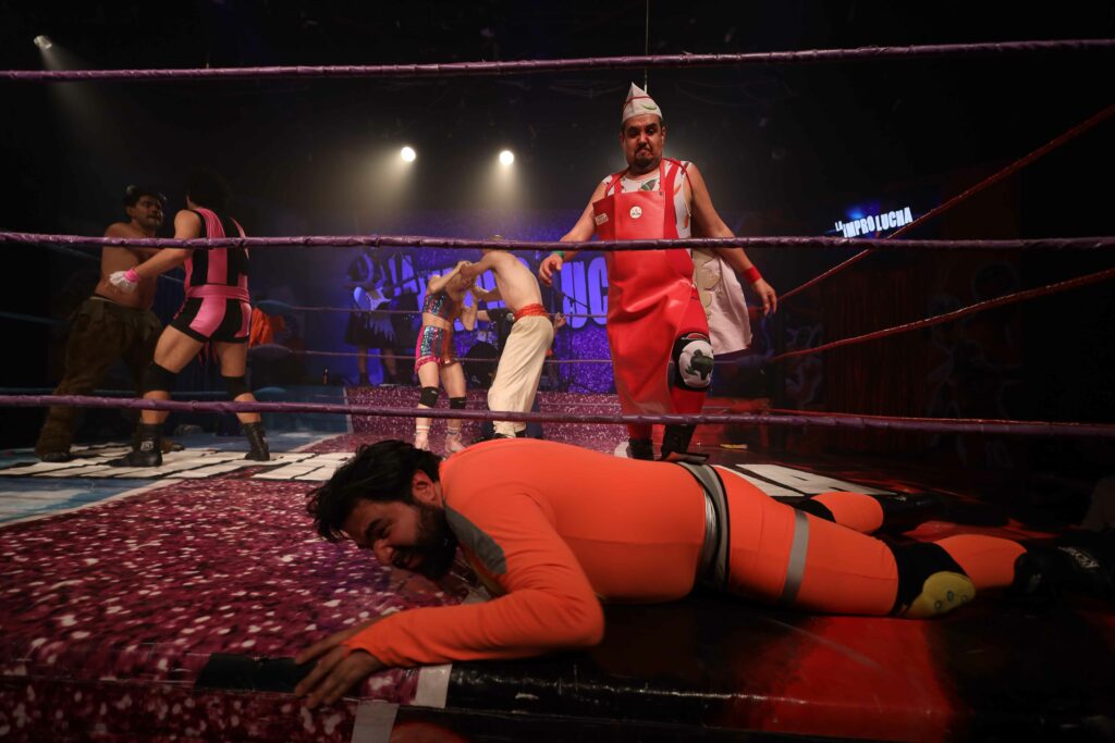 Dos luchadores peleando en el ring.