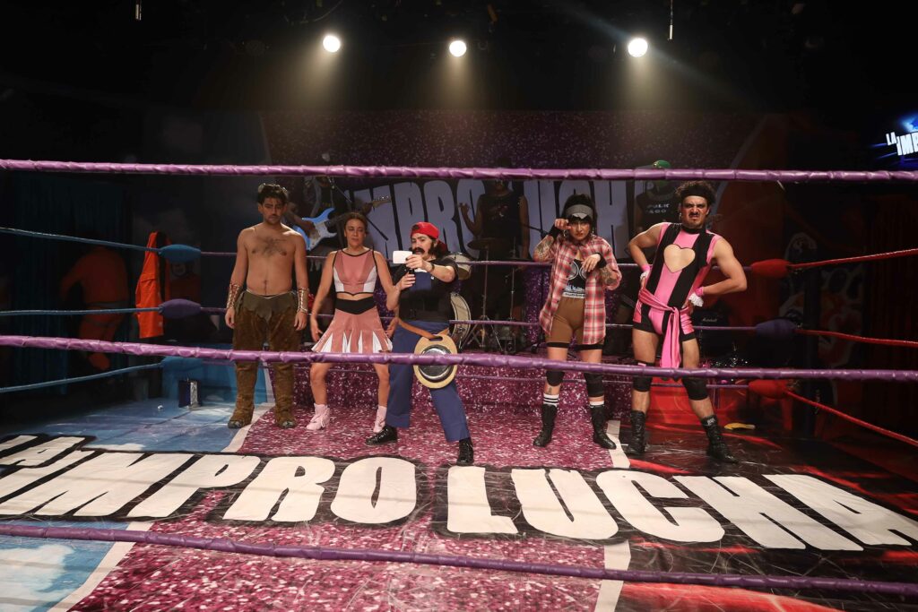 Dos parejas de improvisadores y un referí sobre el ring.