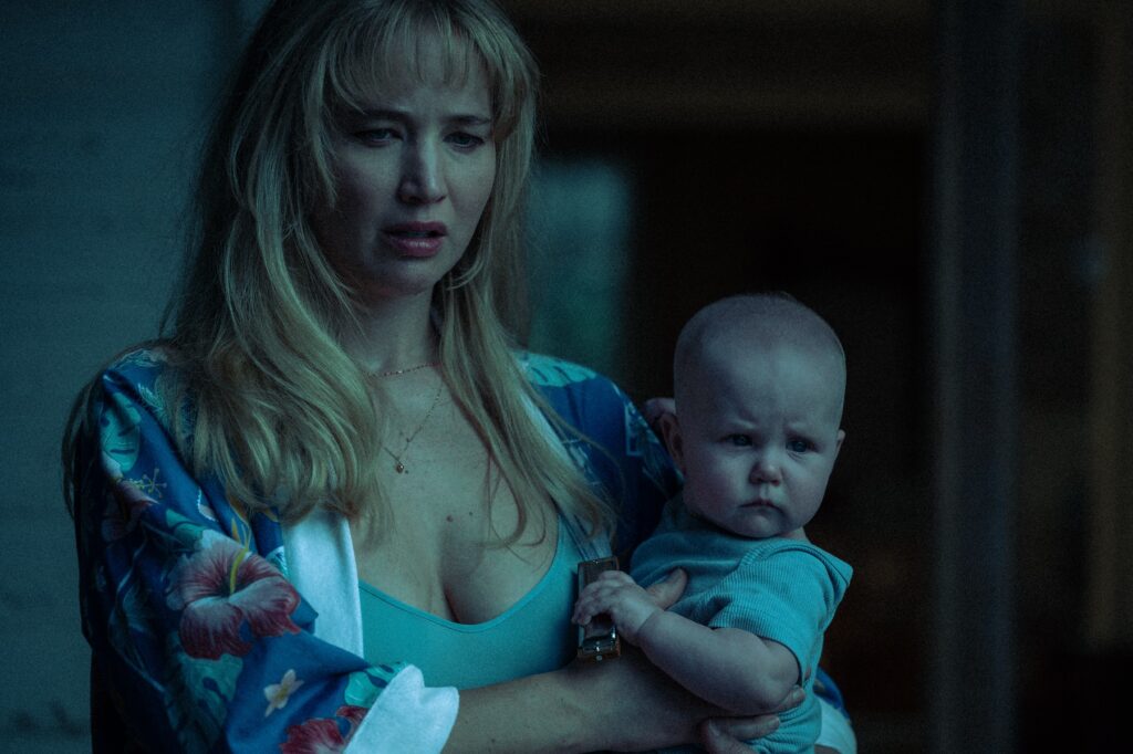 Jennifer Lawrence cargando un bebé en una escena de Die, My Love.