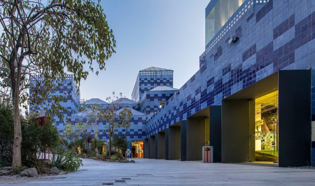 Fachada en colores azules del Papalote Museo del Niño.