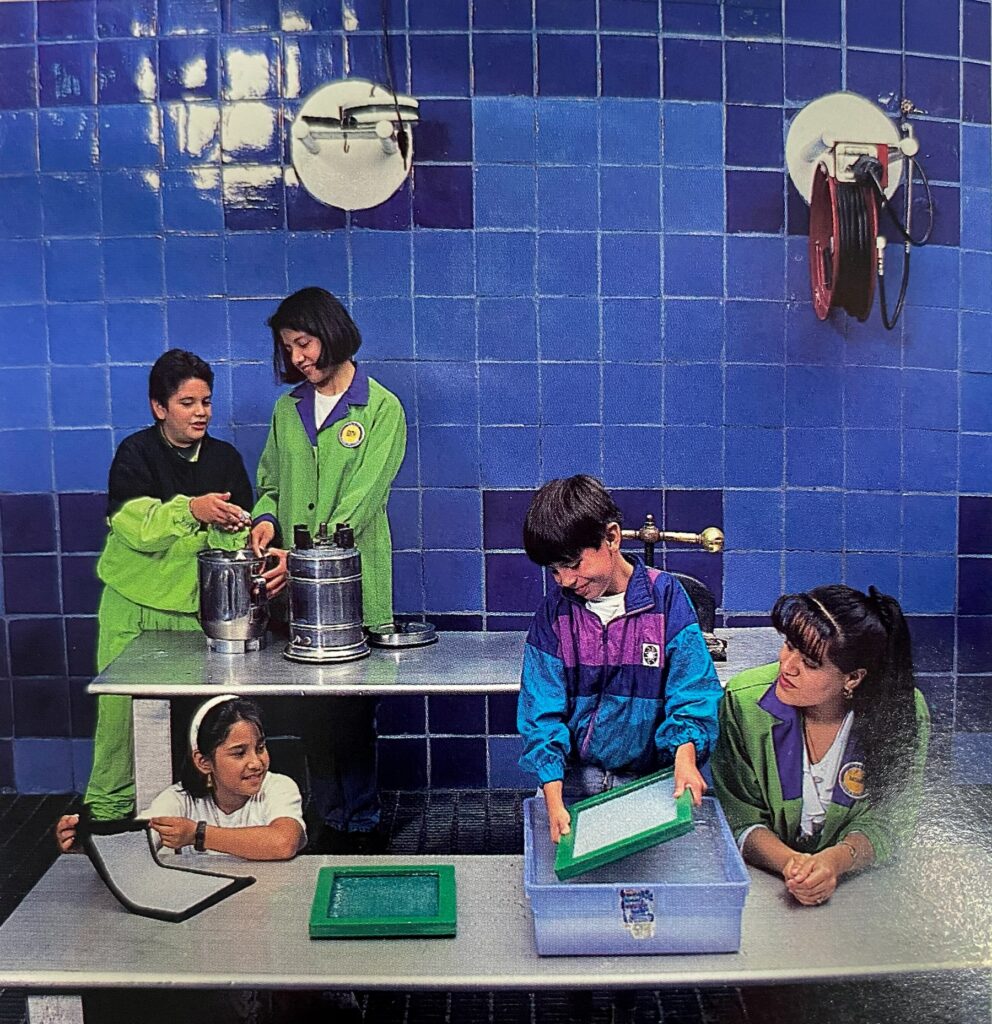 Niños jugando en una sala del Papalote.