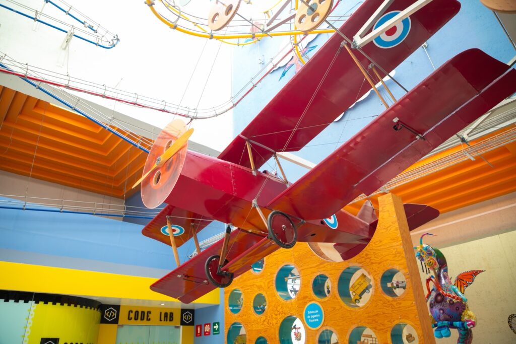 Avioncito de color rojo en una de las salas del museo.