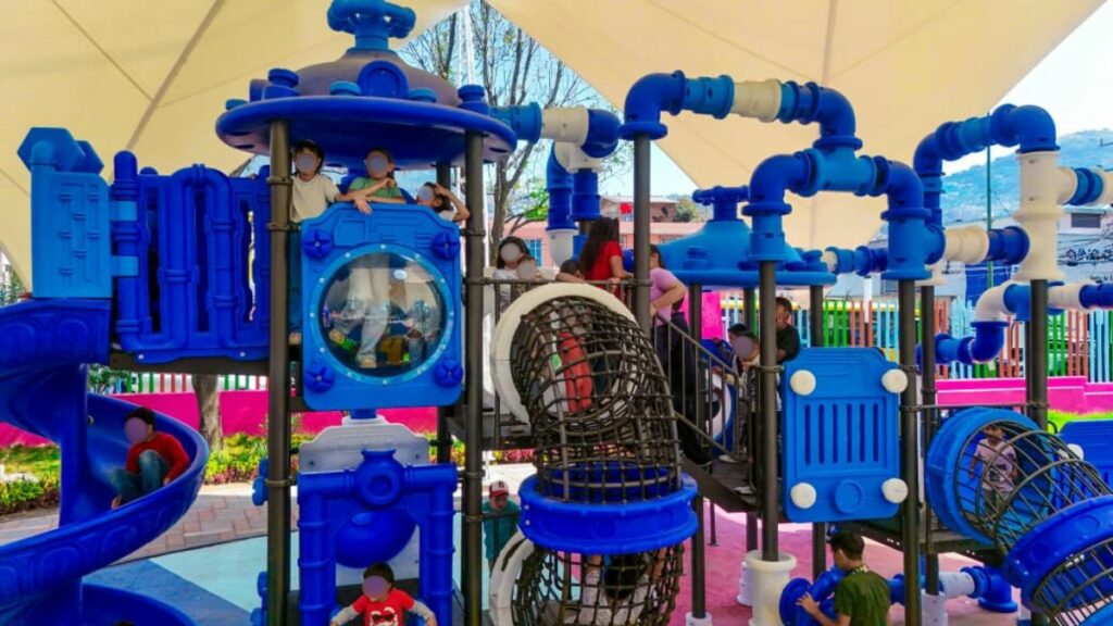 Niñas y niños pueden disfrutar de zonas inclusivas diseñadas para su diversión y seguridad.