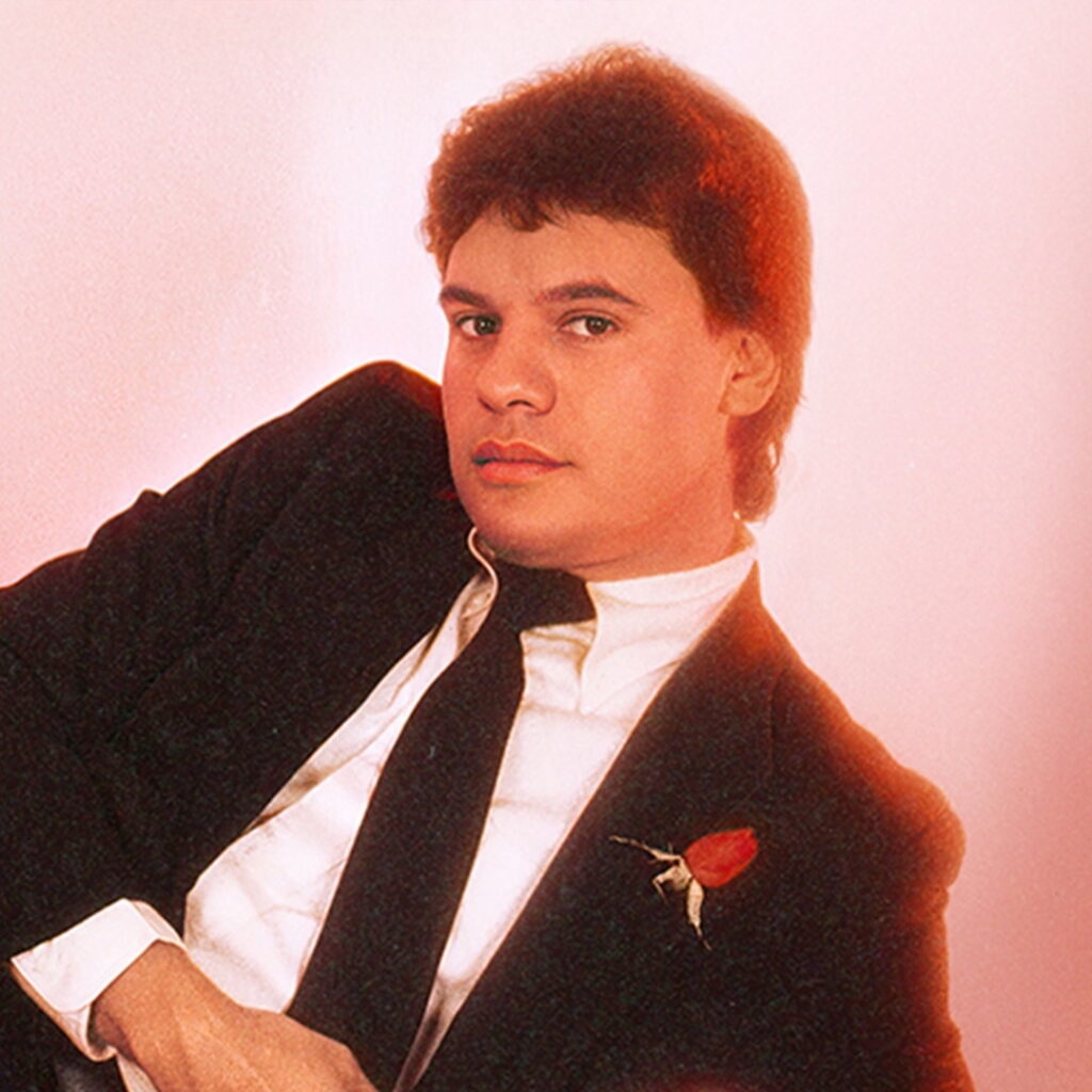 Retrato del Divo de Juárez usando un traje negro.