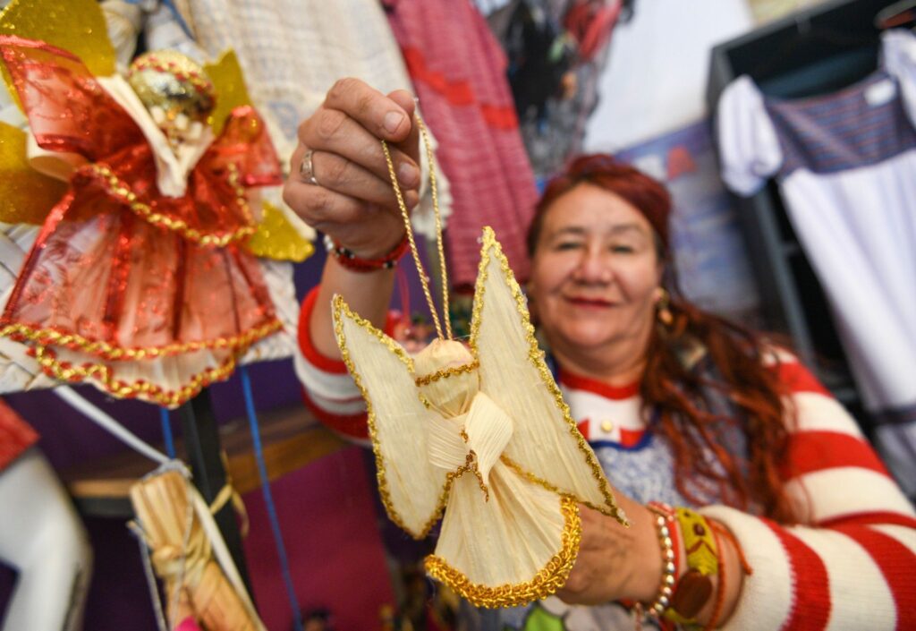 Venta de adornos navideños y materiales para crear el nacimiento durante la temporada decembrina.