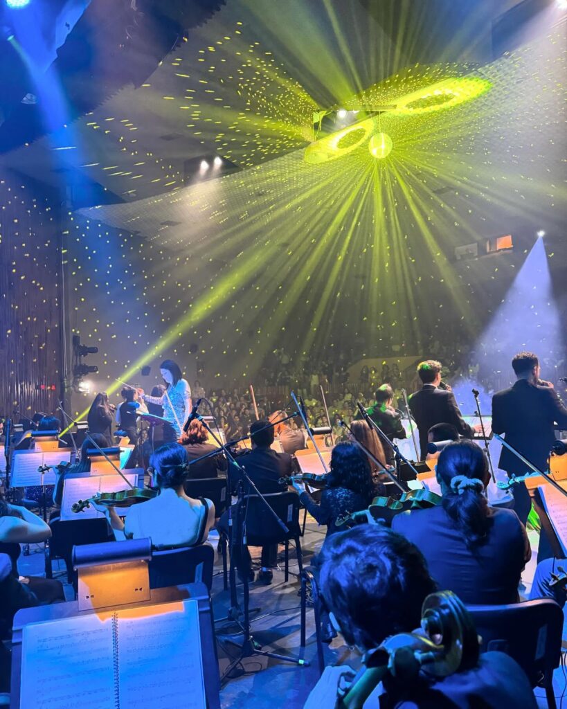 El espectáculo “Fiebre Disco” reúne a una orquesta sinfónica, voces en vivo y coreografías disco en una propuesta pensada para cerrar el año con mucho ritmo en la CDMX.