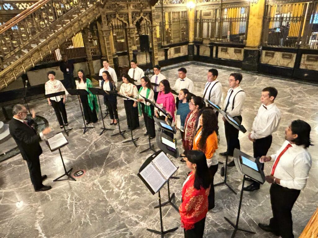 Las exhibiciones navideñas incluyen filatelia, arte contemporáneo y muestras colectivas dentro del recinto histórico.