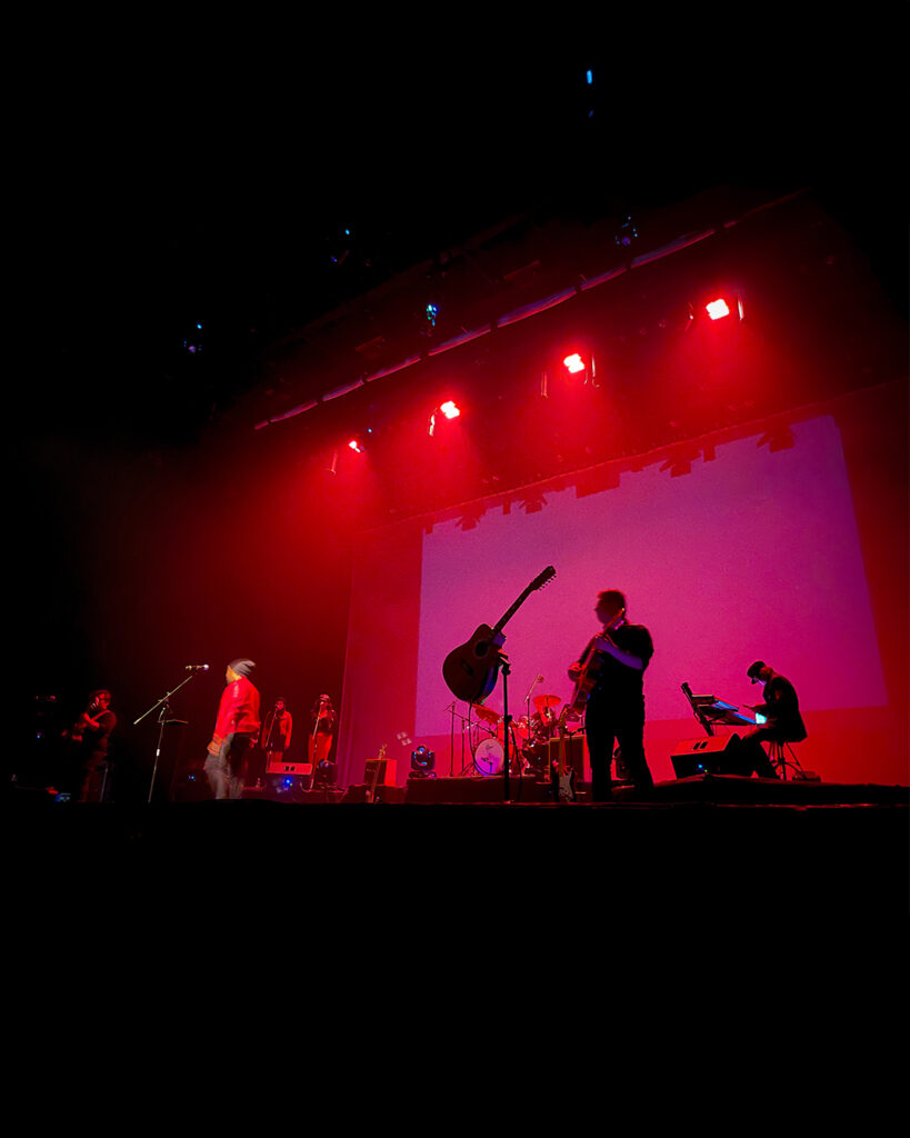 El concierto sinfónico propone una reinterpretación orquestal de la obra de Pink Floyd, combinando músicos de formación clásica con banda en vivo.