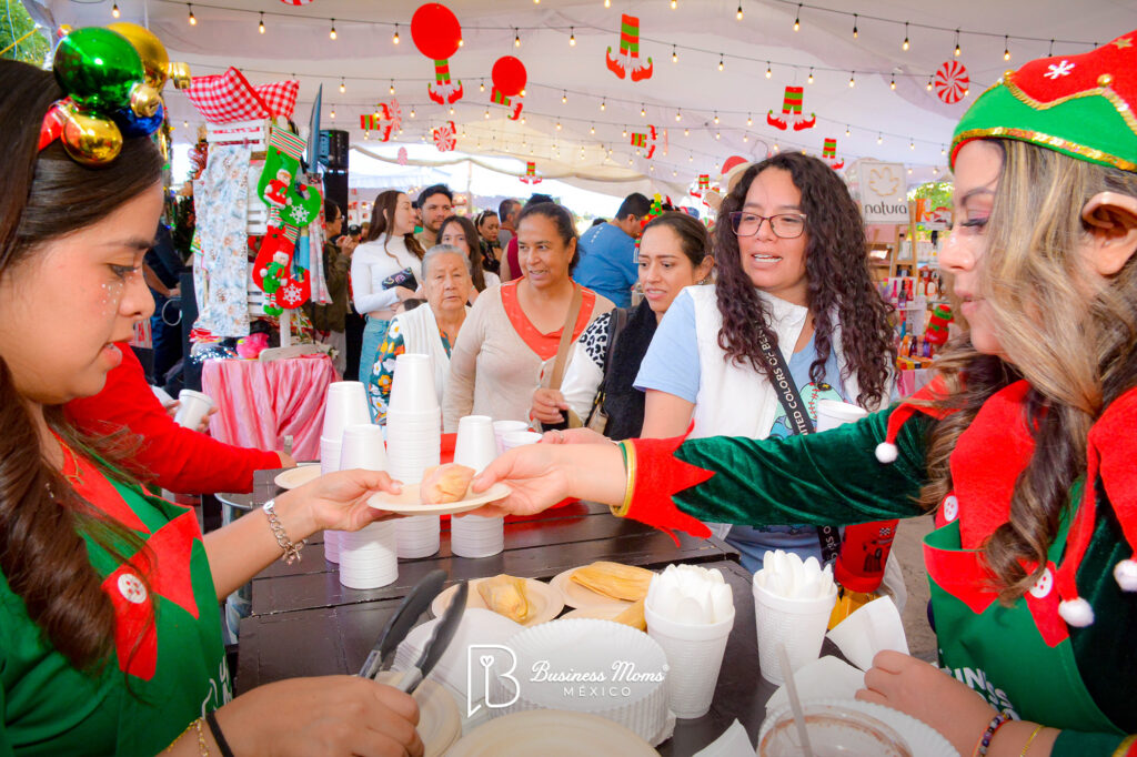 La zona gastronómica ofrece platillos dulces y salados ideales para comer sin salir del bazar. 