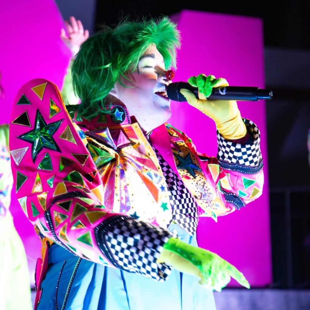 Durante el espectáculo del megacirco navideño, niñas y niños pueden disfrutar de actos llenos de color, música y diversión en un recinto con cupo limitado por función.