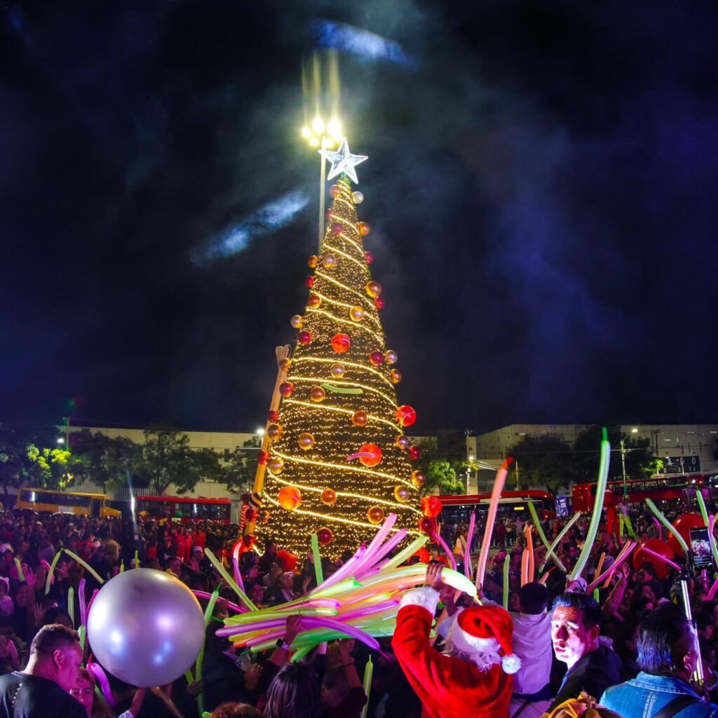 Además de las funciones, el megacirco navideño cuenta con espacios decorados en la explanada donde las personas asistentes pueden tomarse fotos con temática navideña.