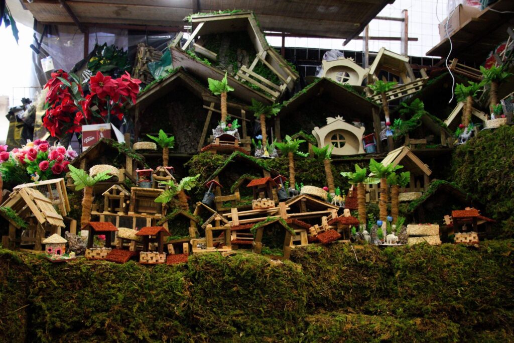 Se recomienda no usar musgo ni heno natural, ya que afecta los ecosistemas ni extraer recursos de zonas boscosas protegidas.