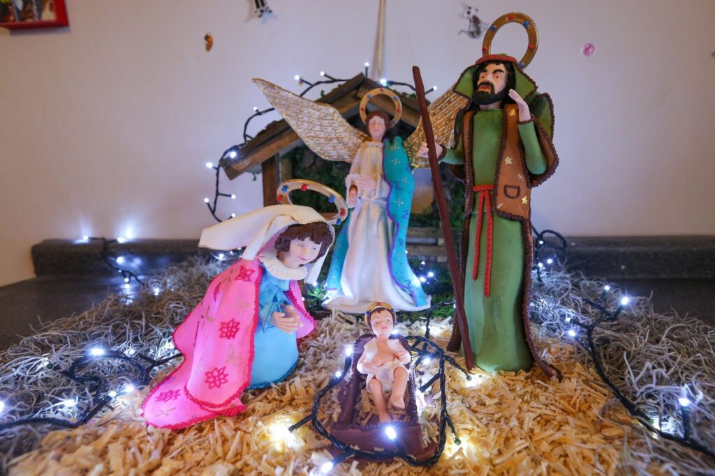 Nacimiento tradicional instalado en una casa de la CDMX con figuras clásicas y elementos decorativos que representan la escena del pesebre.