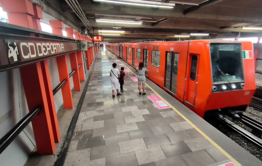 El Metro Ciudad Deportiva es la mejor opción.