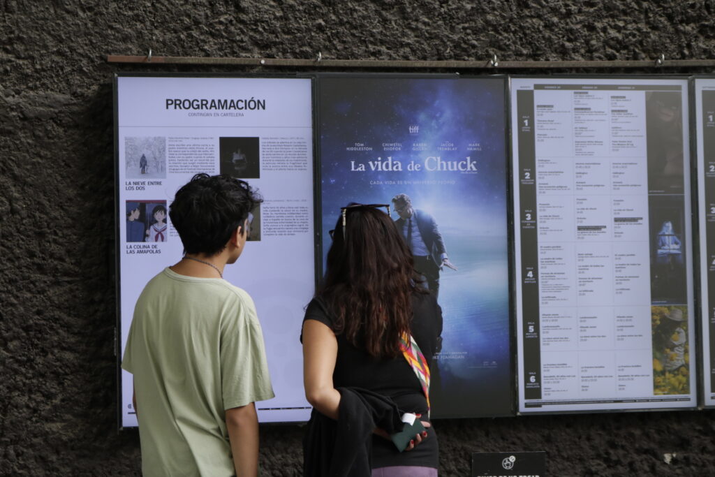 La entrada general a la Cineteca Nacional cuesta $70, mientras que estudiantes, menores de 25 años y adultos mayores pagan $50; además, martes y miércoles todas las funciones tienen tarifa especial de $50.