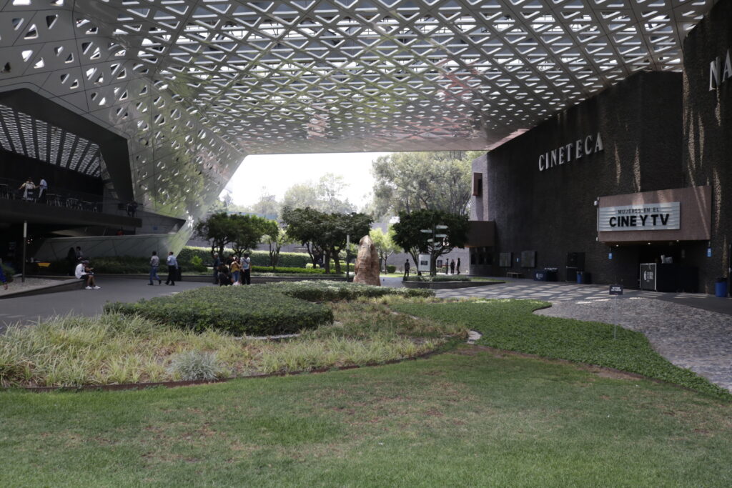 La Cineteca Nacional ofrece una experiencia completa más allá del cine, con áreas verdes, librerías especializadas y cafeterías para disfrutar antes o después de la función.