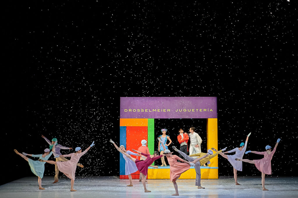 La obra incorpora a estudiantes de distintas academias de danza de la CDMX para fortalecer la formación artística en un entorno profesional.