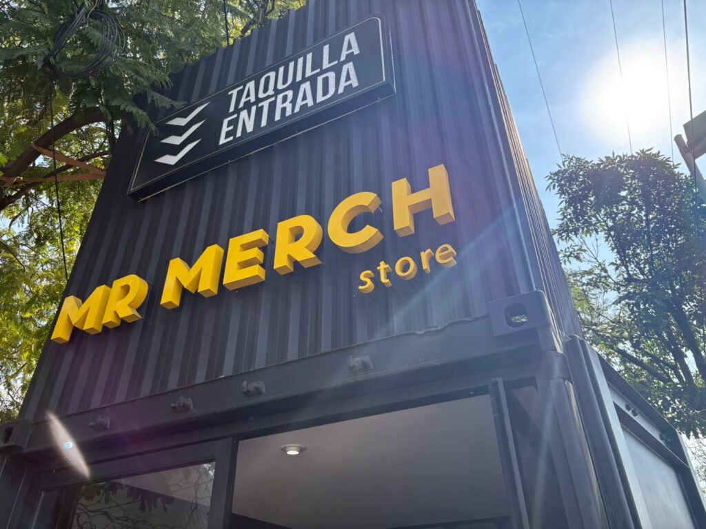 La venta de fin de año de Mr. Merch Store ofrece merch oficial de conciertos realizados en el Palacio de los Deportes, con descuentos especiales durante diciembre.