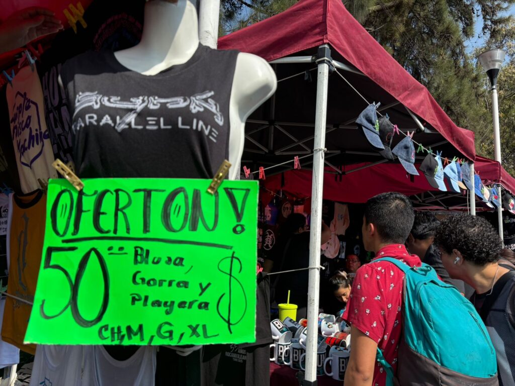 Playeras, sudaderas y accesorios de distintos artistas se ofrecen en los bazares de merch de diciembre alrededor del Palacio de los Deportes. Foto: