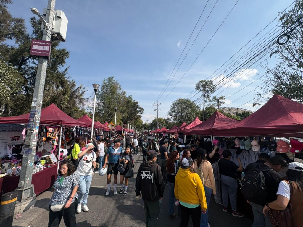 El bazar de merch no oficial reúne artículos de bandas y solistas que se presentaron en la CDMX durante 2025, con precios accesibles para distintos presupuestos.