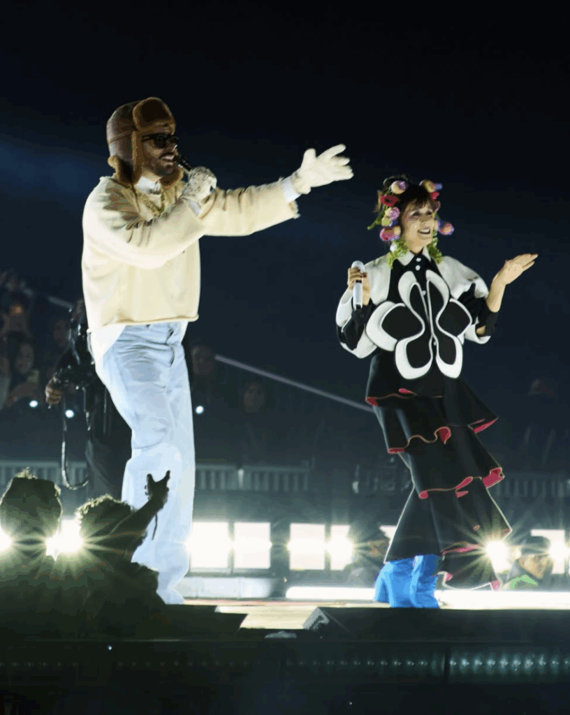 Bad Bunny y Julieta Venegas cantando juntos.