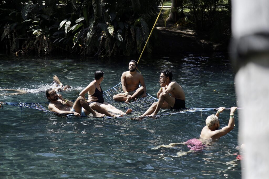 Personas pasándo el rato el río del Parque Las Estacas.