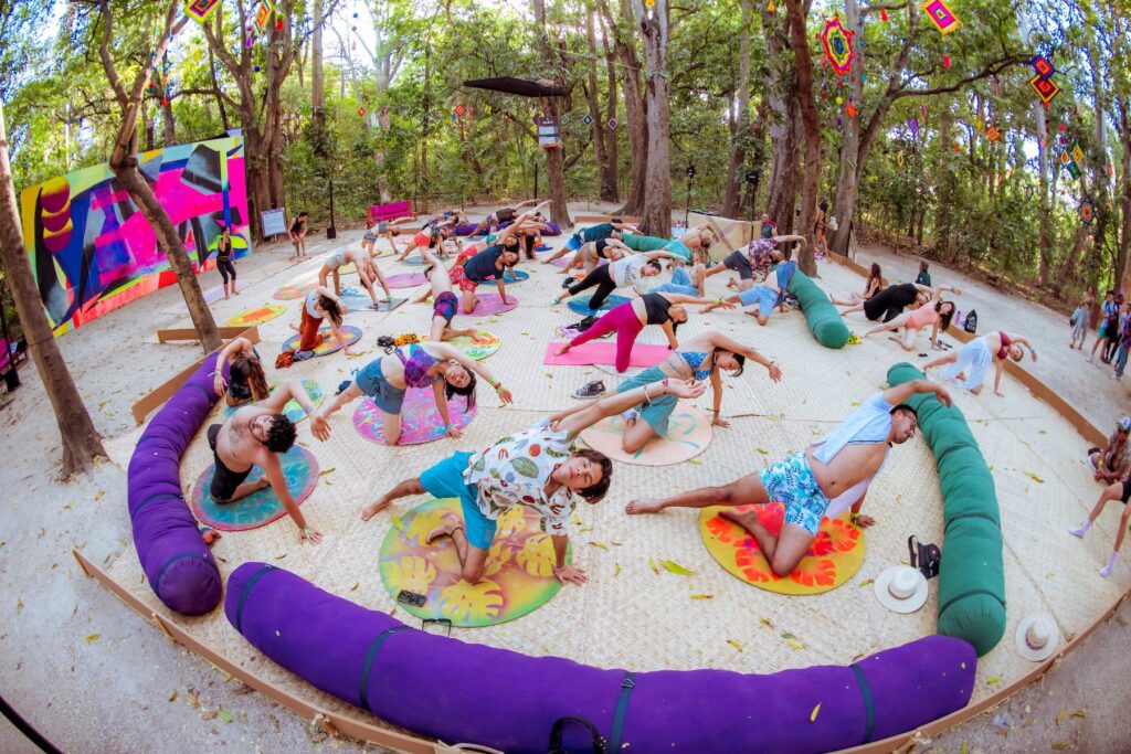 Personas haciendo yoga en el festival Bahidorá.