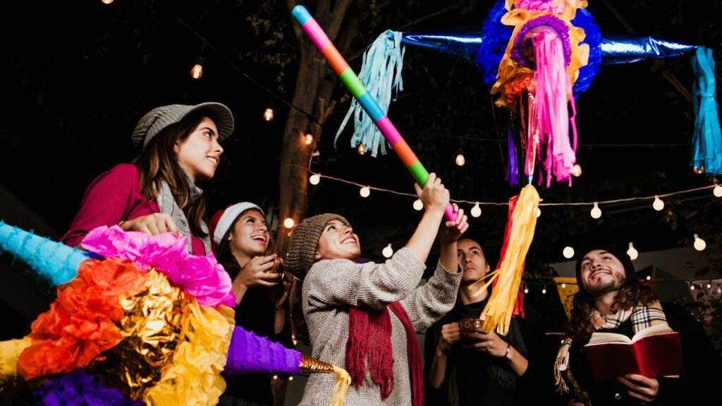 Las posadas en México mantienen tradiciones como la letanía, los peregrinos y la clásica piñata de siete picos.