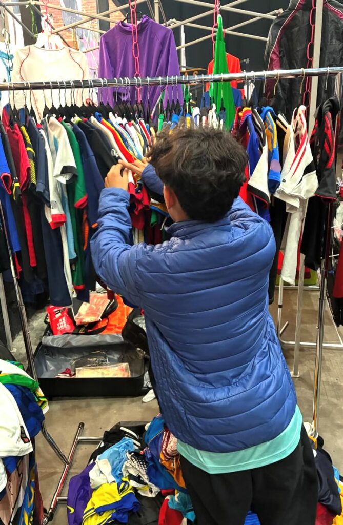 Evento de coleccionismo de camisetas de futbol.