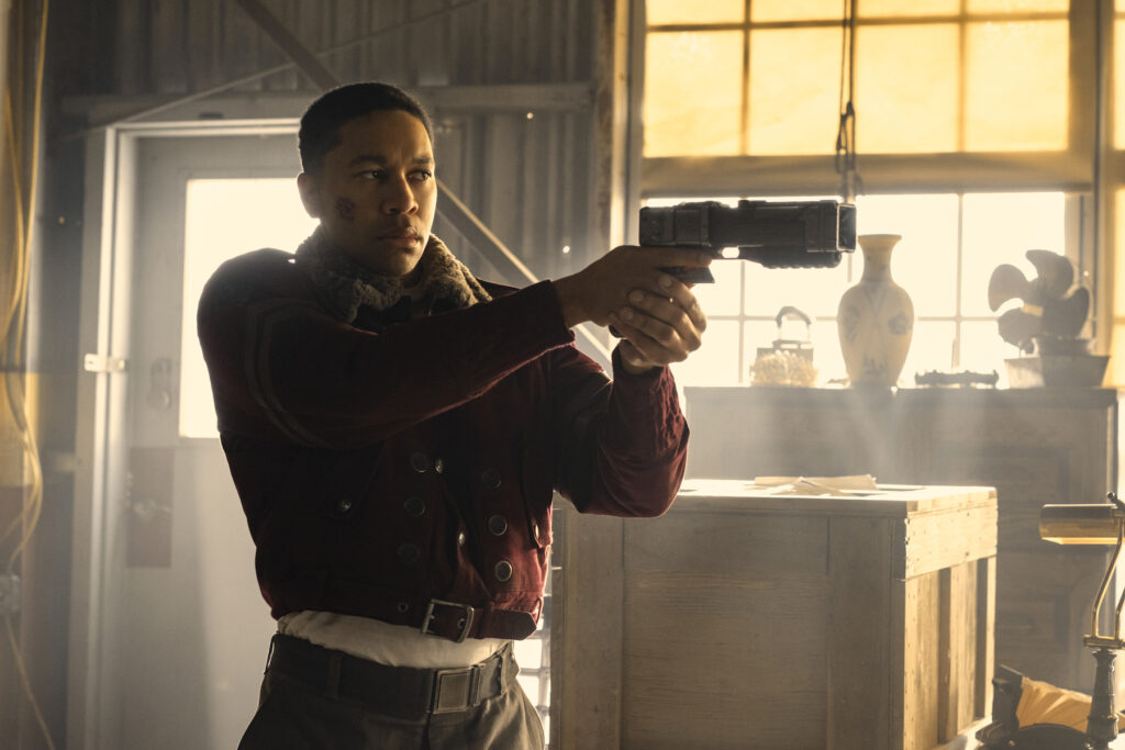 Aaron Moten en una escena de la segunda temporada de Fallout.