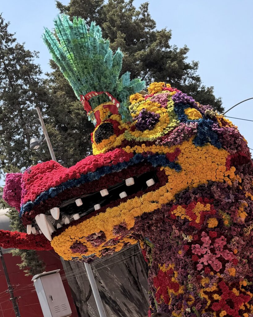 arreglo floral en forma de Quetzalcoatl.