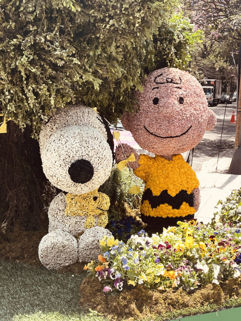 Arreglo floral en forma de Snoopy y Charlie Brown en el Festival de Flores Polanco.