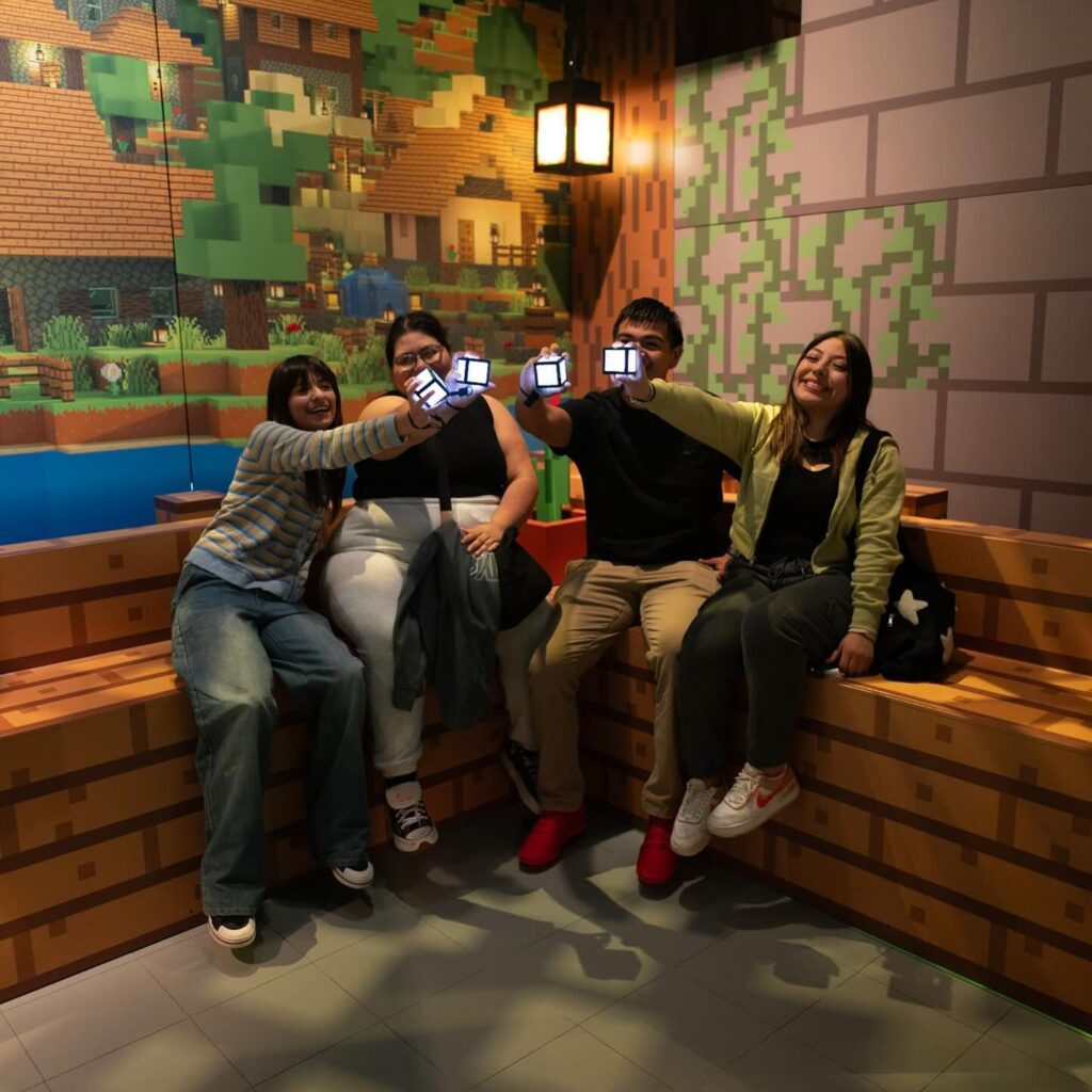 Jóvenes disfrutando de Minecraft Experience.