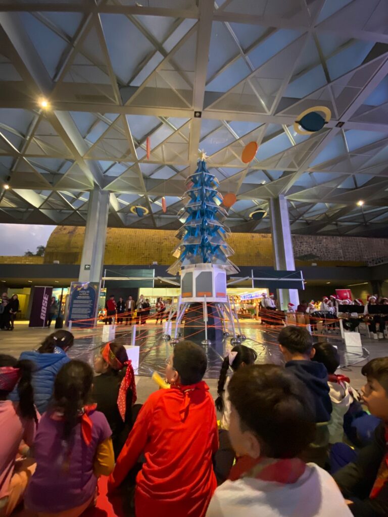 Árbol de Navidad del Papalote Museo del Niño.
