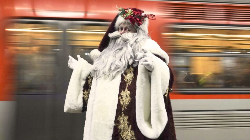 Santa Claus también viaja en transporte público.