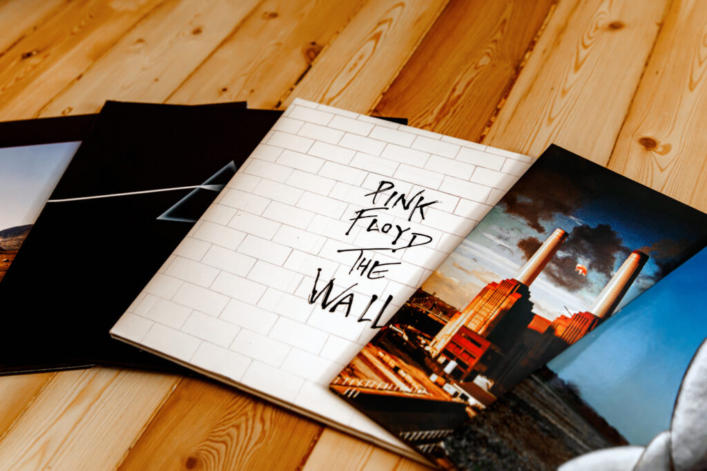 La producción del concierto incluye una ejecución en vivo con arreglos orquestales pensados para resaltar los matices de The Wall.